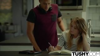 Сводный брат наказал и трахнул свою сводную сестру