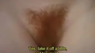 Винтажная потаскуха раздевается и показывает на камеру мохнатую пилотку