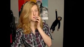 Сексапильная 18-ти летняя деваха оголяет сочные сиськи перед вебкой